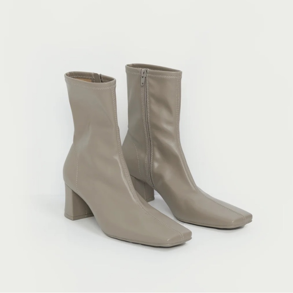 Oak + Fort Taupe Glove Boots Size 7